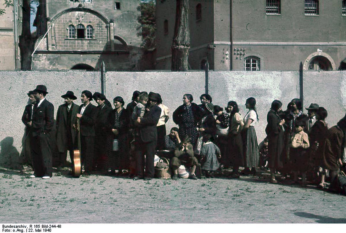 Bundesarchiv_R_165_Bild-244-48,_Asperg,_Deportation_von_Sinti_und_Roma