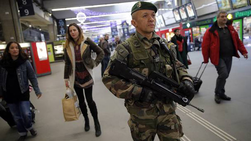 French-soldier-in-Paris-2