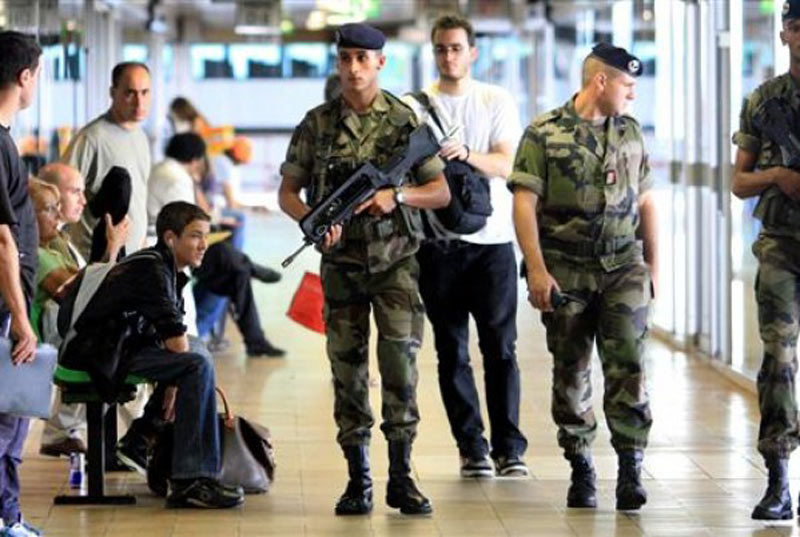 French-soldier-in-Paris