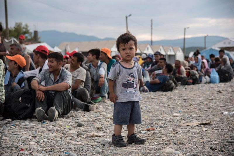 boy-standing-in-refugee-camp-in-gevgelija-serbia-dsc_8453