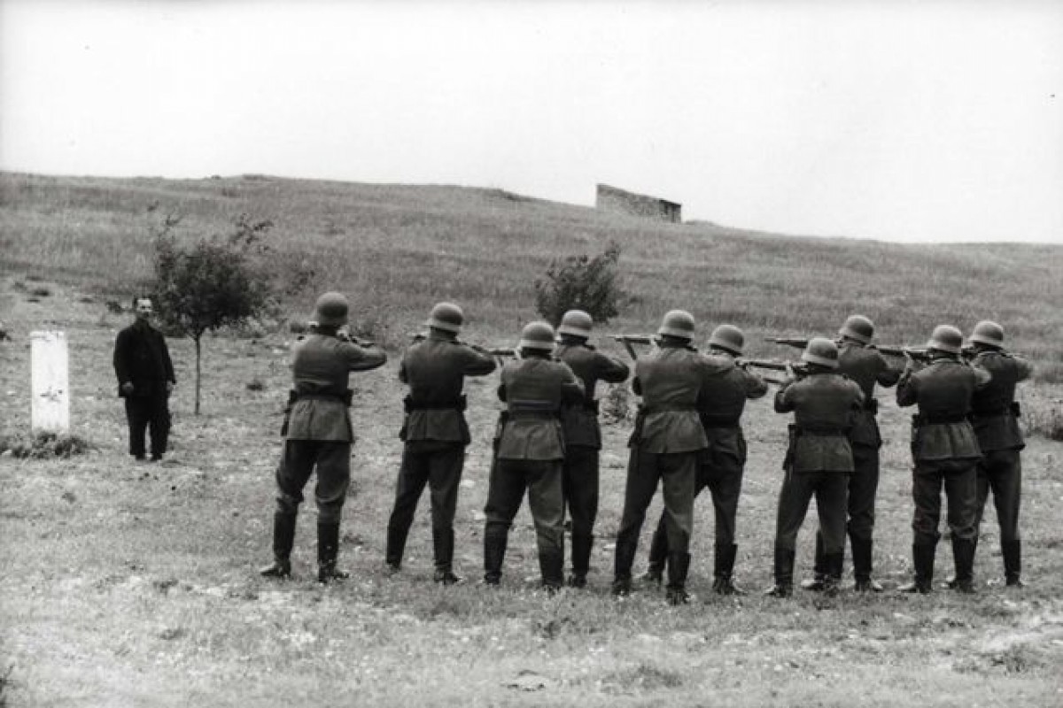 Crete-Greece-German-soldiers-preparing-to-shoot-a-local-hostage-May-June-1941