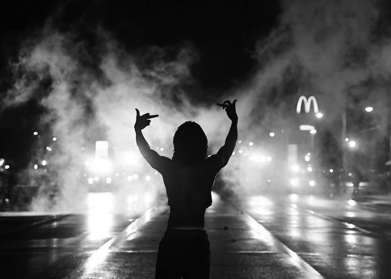 demonstrators-defy-curfew-ferguson